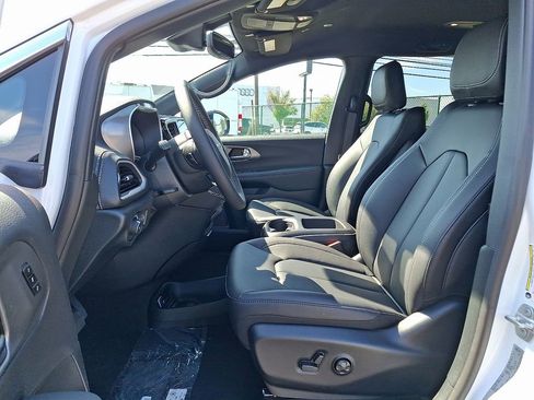 New 2026 Chrysler Pacifica Select FWD image 11