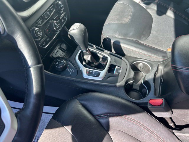 Used 2018 Jeep Cherokee Trailhawk w/ Comfort & Convenience Group AWD/4WD image 28