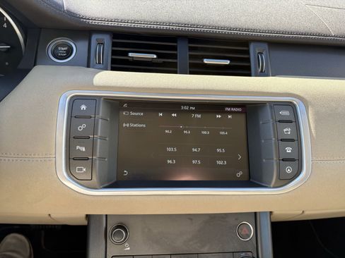 Used 2018 Land Rover Range Rover Evoque SE image 18