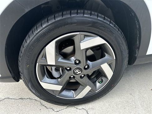 Used 2024 Hyundai Venue SEL image 19