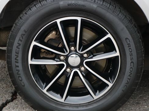 Used 2017 Dodge Grand Caravan SE image 12