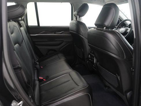 Used 2023 Jeep Grand Cherokee Limited w/ Luxury Tech Group II AWD/4WD image 14