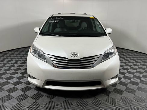 Used 2017 Toyota Sienna Limited Premium image 3