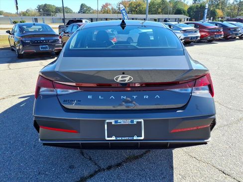 New 2026 Hyundai Elantra SE image 4
