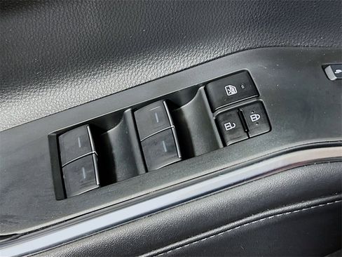 Used 2023 Toyota Highlander Platinum image 17