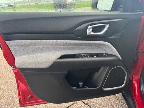 Used 2025 Jeep Compass Latitude image 11