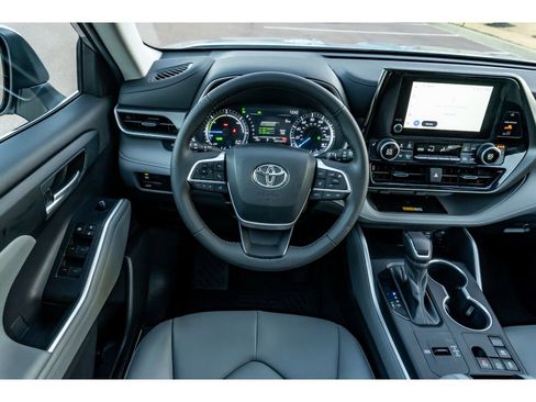 Used 2024 Toyota Highlander XLE image 19