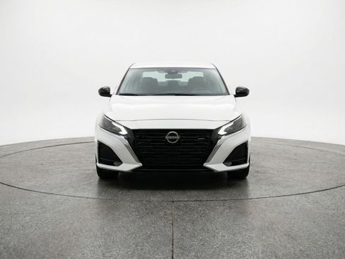 Used 2025 Nissan Altima 2.5 SV FWD image 2