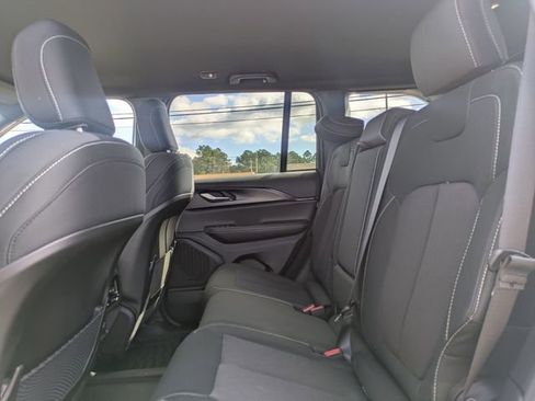 New 2025 Jeep Grand Cherokee Laredo w/ Luxury Tech Group I AWD/4WD image 32