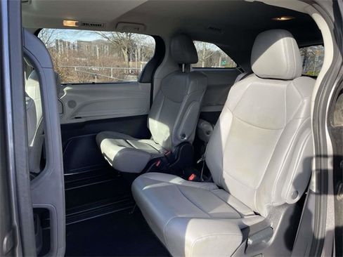 Used 2022 Toyota Sienna XLE image 16