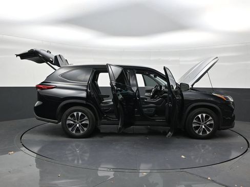 Used 2021 Toyota Highlander XLE FWD image 29