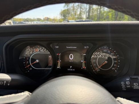 Used 2025 Jeep Wrangler Unlimited Rubicon w/ Convenience Group AWD/4WD image 11