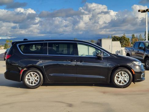 Used 2023 Chrysler Pacifica Touring-L image 27
