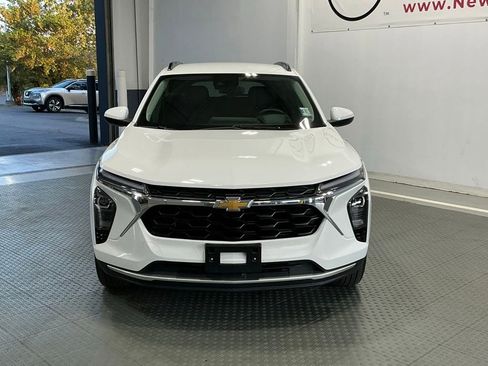 Used 2025 Chevrolet Trax LT w/ LT Convenience Package FWD image 17