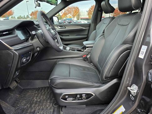 Used 2023 Jeep Grand Cherokee Overland w/ Luxury Tech Group IV image 25