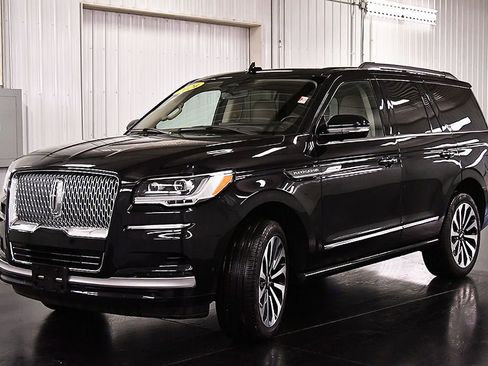 Used 2024 Lincoln Navigator Reserve AWD/4WD image 3