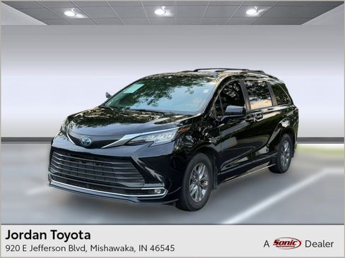 Used 2023 Toyota Sienna XLE AWD/4WD image 1