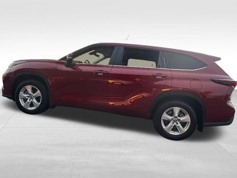 Used 2024 Toyota Highlander LE image 8