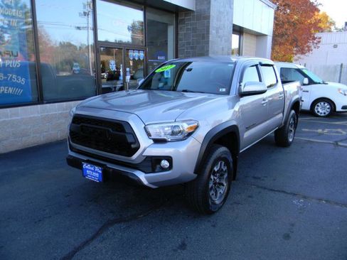 Used 2017 Toyota Tacoma TRD Off-Road image 4