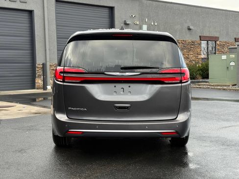 Used 2023 Chrysler Pacifica Touring-L image 5