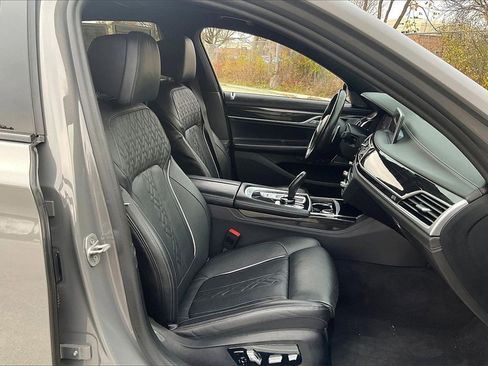 Used 2022 BMW 750i xDrive w/ Executive Package image 7