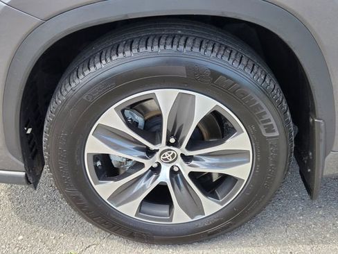 Used 2025 Toyota Highlander XLE AWD/4WD image 20