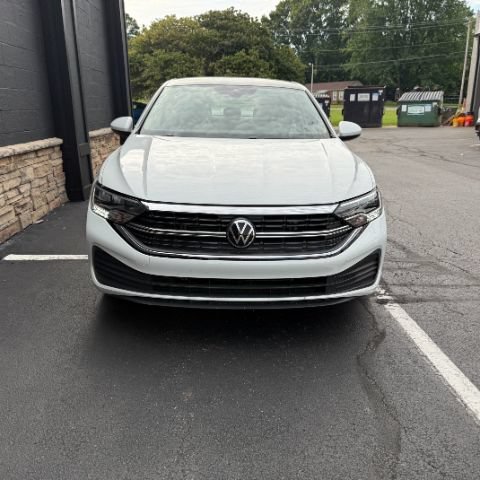 Used 2023 Volkswagen Jetta SE FWD image 2