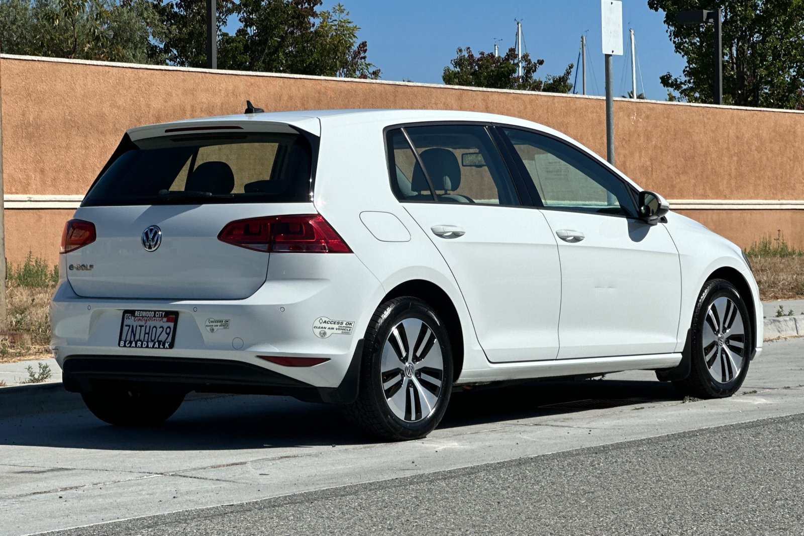 Used 2016 Volkswagen e-Golf SEL Premium FWD image 4