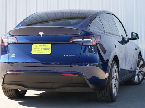 Used 2022 Tesla Model Y Long Range image 5