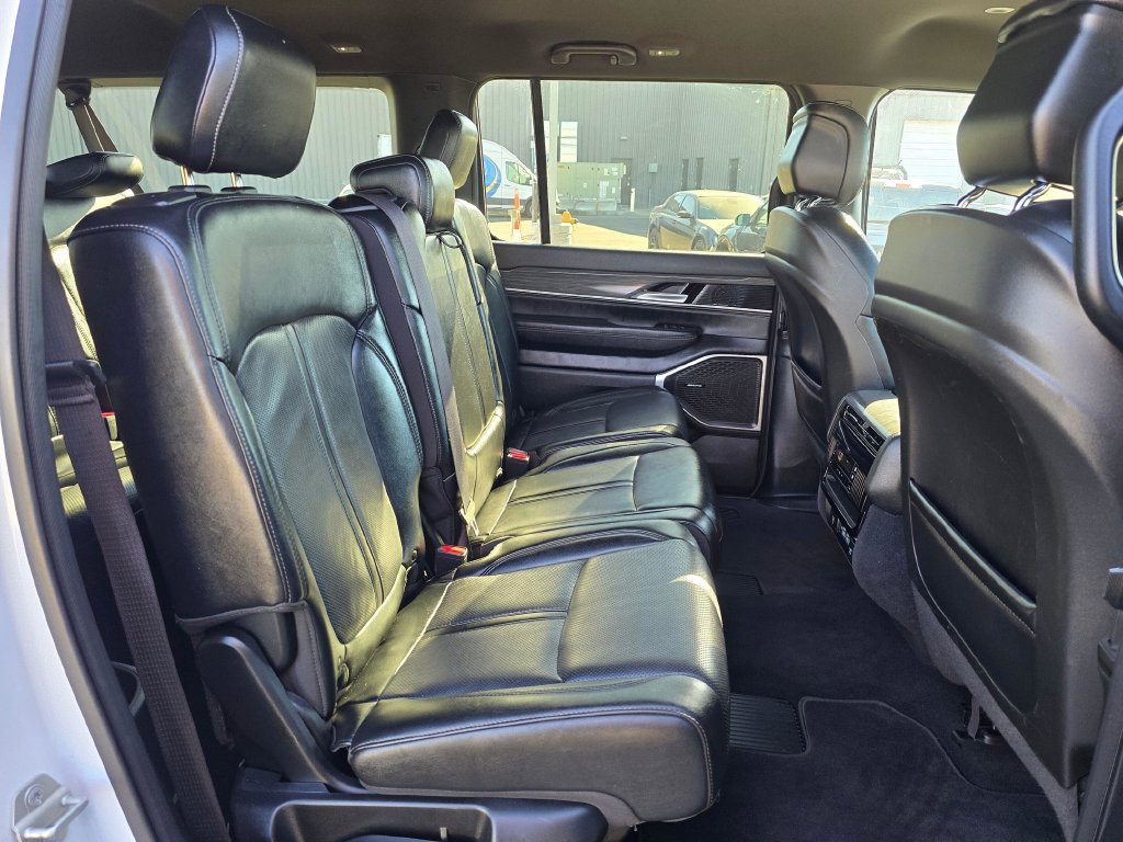 Used 2024 Jeep Wagoneer L Series II w/ Flexible Seating Group AWD/4WD image 15