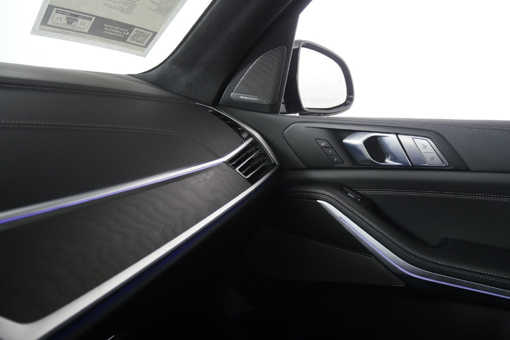 Used 2022 BMW X7 M50i AWD/4WD image 29