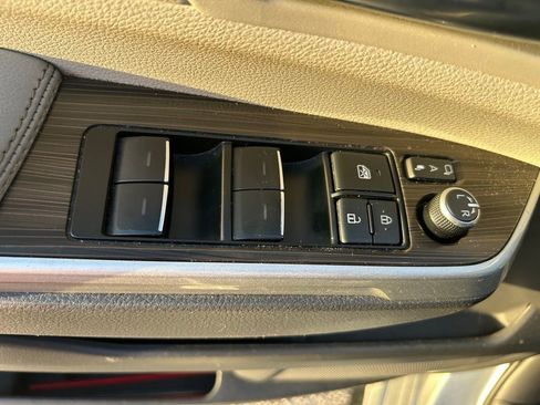 Used 2022 Toyota Sienna Limited FWD image 19