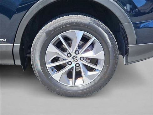 Used 2017 Toyota RAV4 XLE AWD/4WD image 23