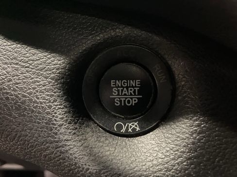 Used 2019 Jeep Cherokee Latitude Plus w/ Comfort/Convenience Group image 19