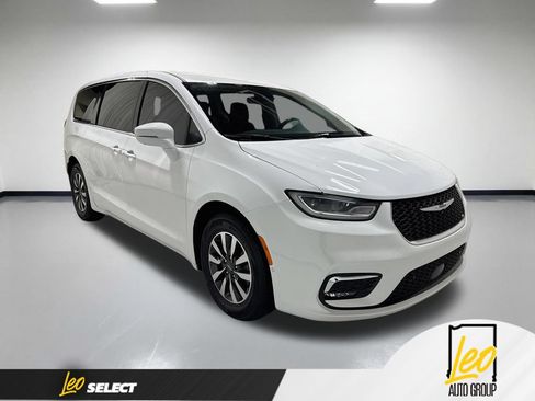 Used 2022 Chrysler Pacifica Touring-L w/ Uconnect Theater Family Group FWD image 5
