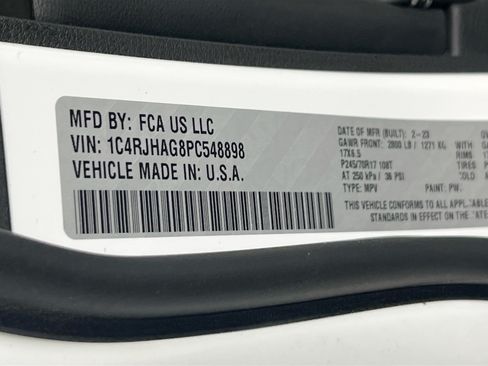 Used 2023 Jeep Grand Cherokee Laredo AWD/4WD image 29