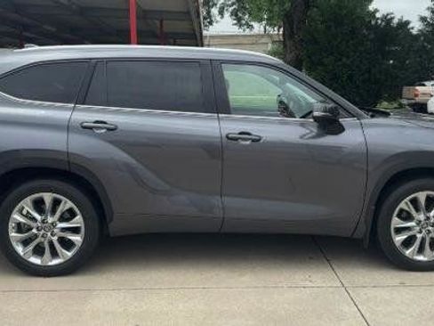 Used 2024 Toyota Highlander Limited AWD/4WD image 8