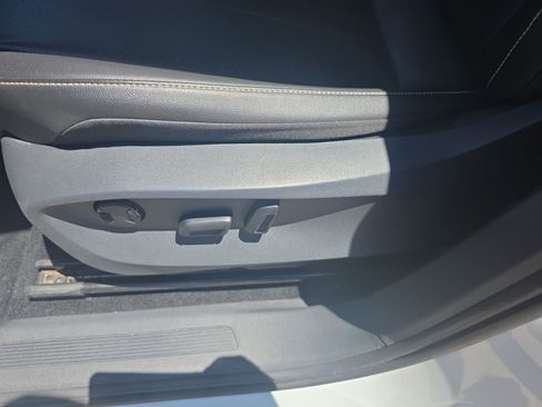 Used 2022 Volkswagen Tiguan SE w/ Panoramic Sunroof Package FWD image 14