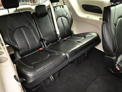 Used 2024 Chrysler Pacifica Touring-L image 10