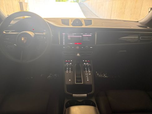 Certified 2026 Porsche Macan AWD/4WD image 33