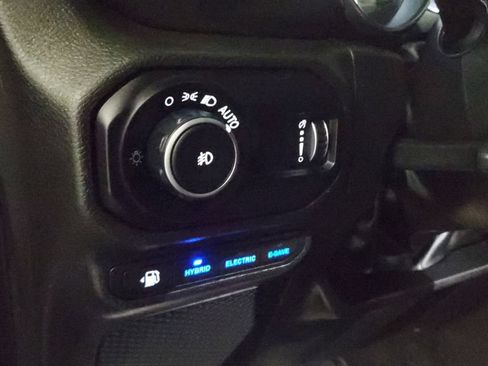 Used 2023 Jeep Wrangler Unlimited Sahara AWD/4WD image 21