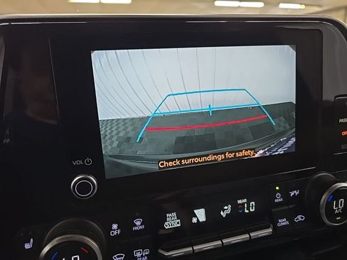 Used 2023 Toyota Highlander XLE AWD/4WD image 19