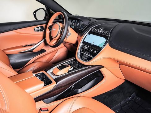 Used 2023 Aston Martin DBX image 16