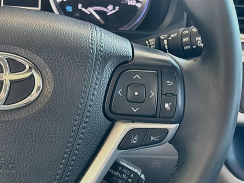 Used 2019 Toyota Highlander XLE AWD/4WD image 12