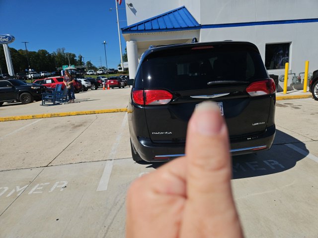 Used 2017 Chrysler Pacifica Limited FWD image 11