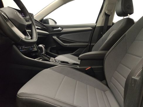 Used 2025 Volkswagen Jetta SE FWD image 17