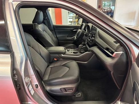 Used 2022 Toyota Highlander XSE AWD/4WD image 16