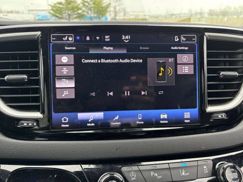 Used 2025 Chrysler Pacifica Select FWD image 19