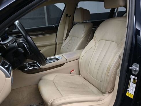 Used 2018 BMW 740i image 10