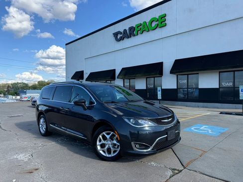 Used 2020 Chrysler Pacifica Touring-L FWD image 1